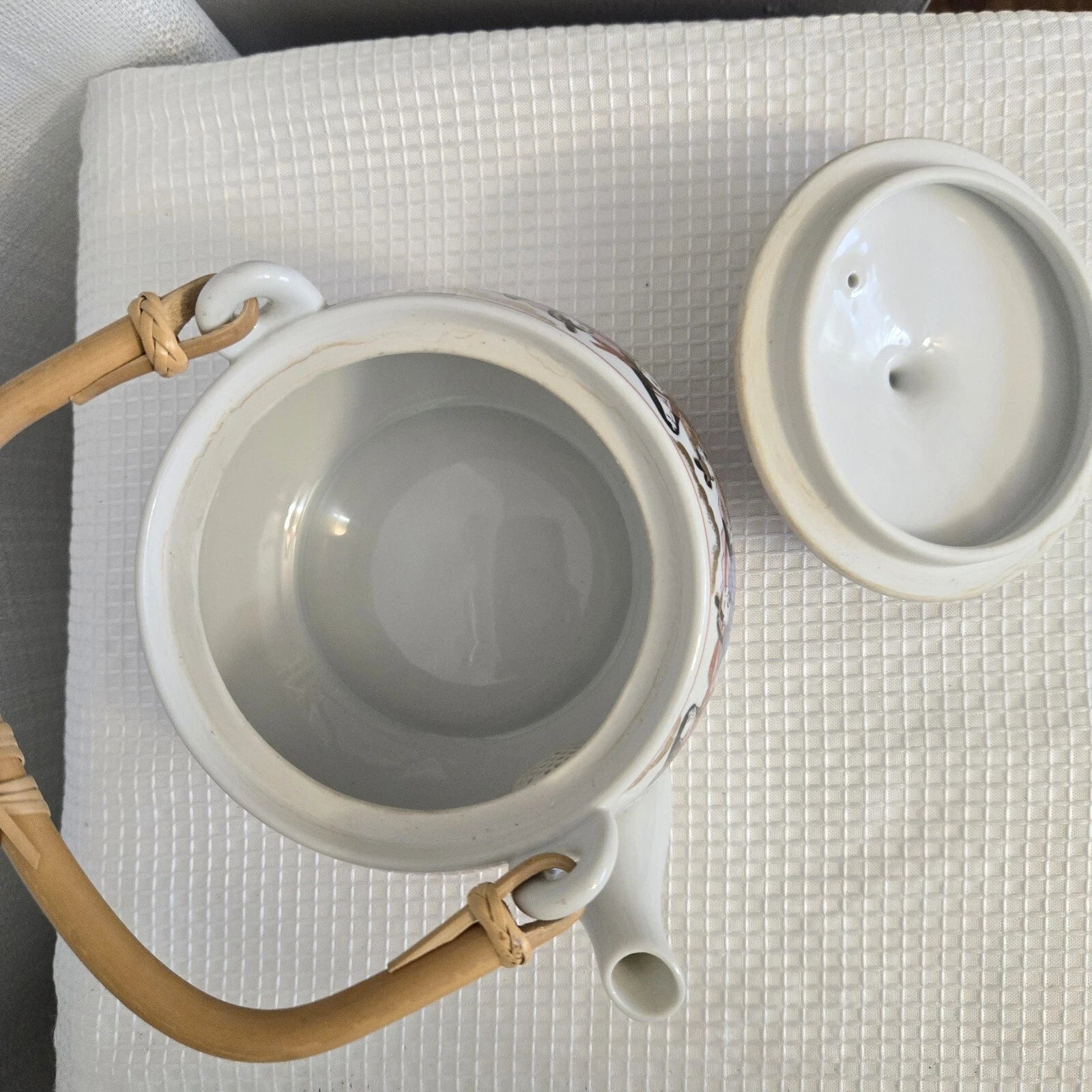 Vtg Porcelain Loose Leaf Teapot 4 Cups Oriental Design People Bamboo Handle