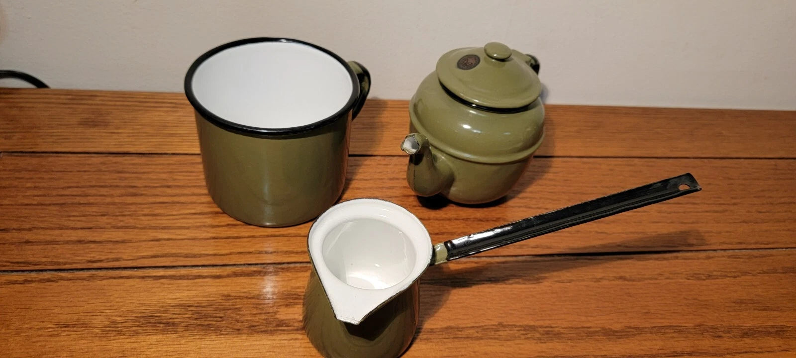 VINTAGE SET OF HUTA SILESIA ENAMEL WARE GREEN/WHITE CUP, TEA POT, WARMING POT