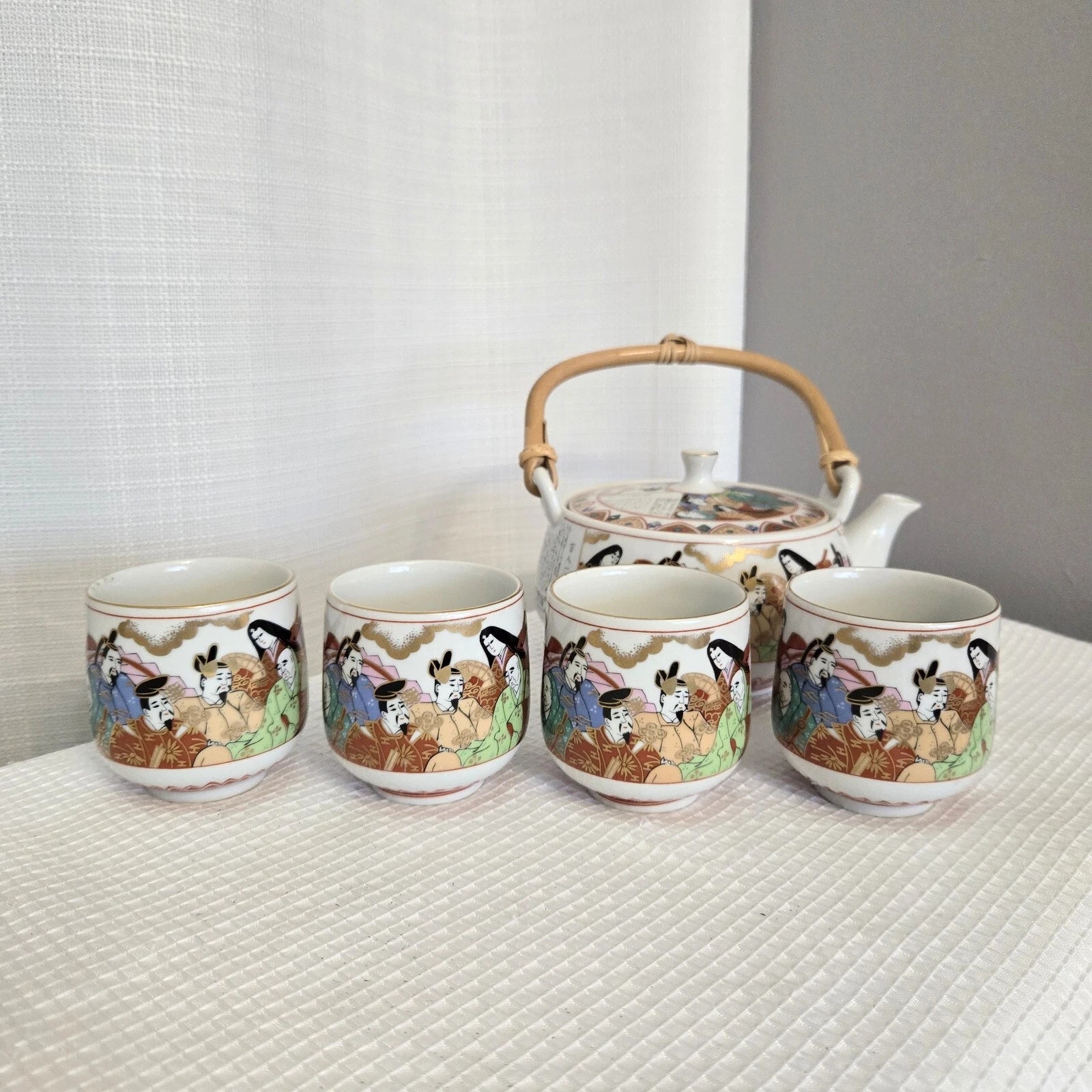 Vtg Porcelain Loose Leaf Teapot 4 Cups Oriental Design People Bamboo Handle