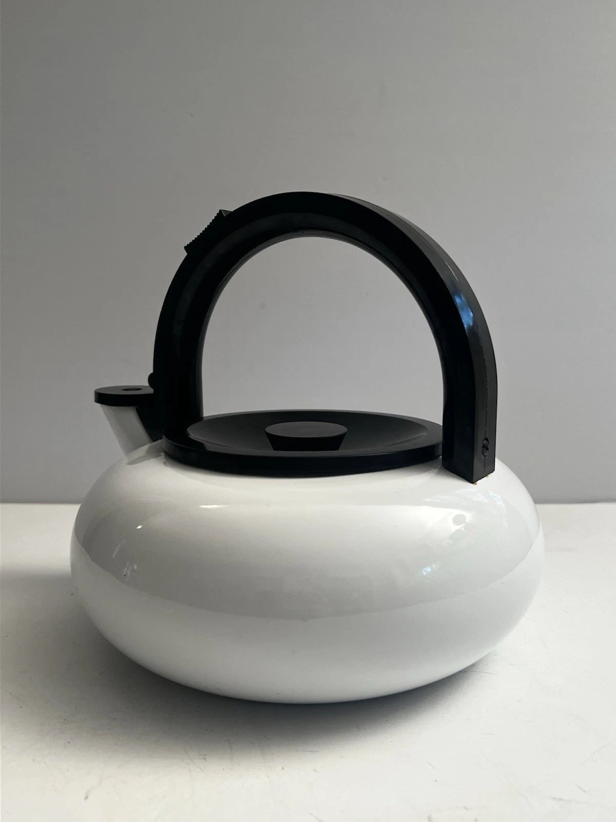 MCM Copco Sam Lebowitz Ultimo 2.5 Qt White Enameled Steel Whistling Tea Kettle