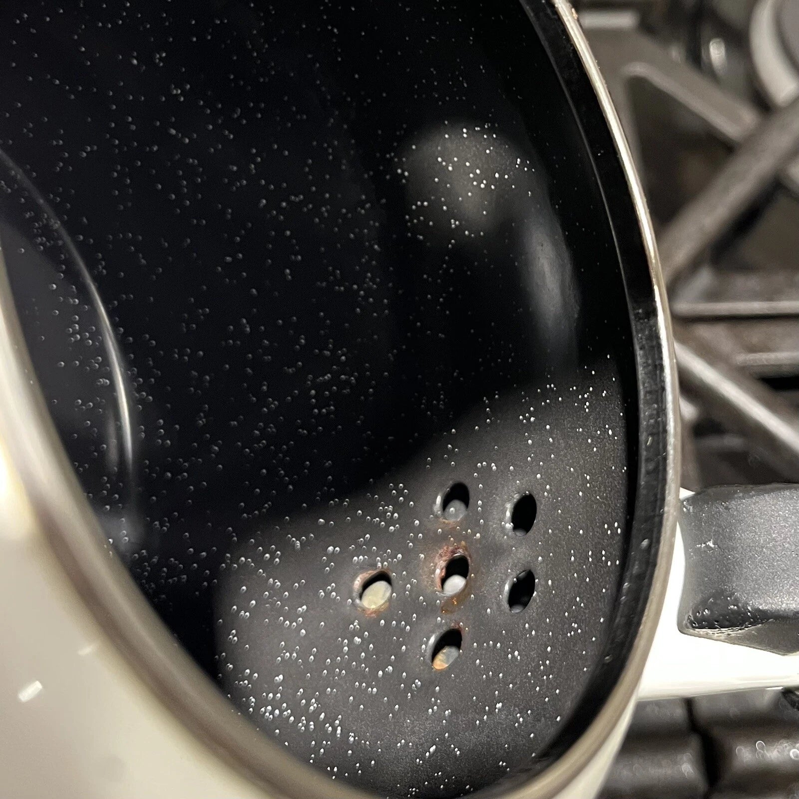 Le Creuset Kettt Cantilever Handle Tea Kettle White Porcelain Enamel 1.25 Quart