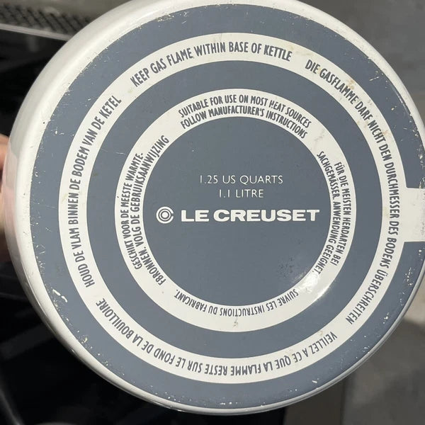 Le Creuset Kettt Cantilever Handle Tea Kettle White Porcelain Enamel 1.25 Quart