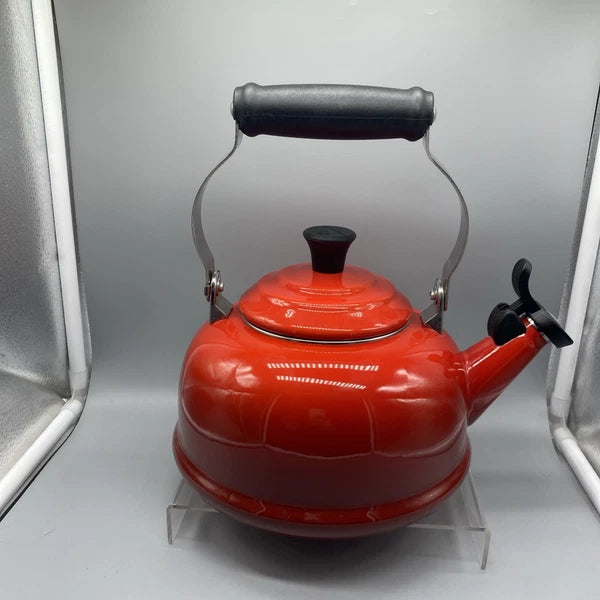 Le Creuset Classic Red Ombré Enamel Whistling Tea Kettle Pot 1.6 L / 1.7 Qt