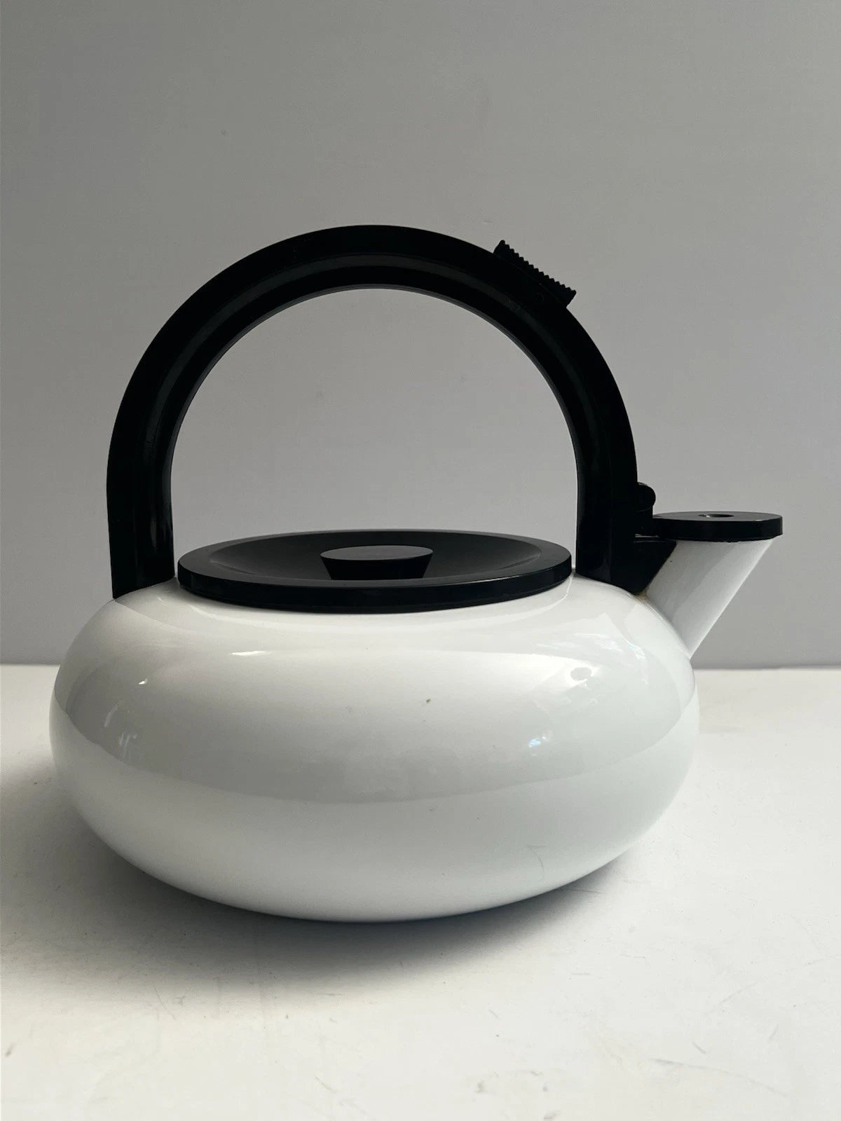 MCM Copco Sam Lebowitz Ultimo 2.5 Qt White Enameled Steel Whistling Tea Kettle