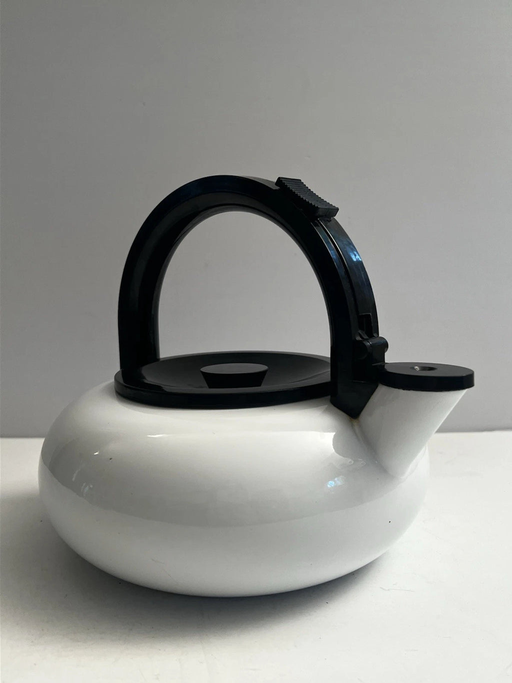 MCM Copco Sam Lebowitz Ultimo 2.5 Qt White Enameled Steel Whistling Tea Kettle