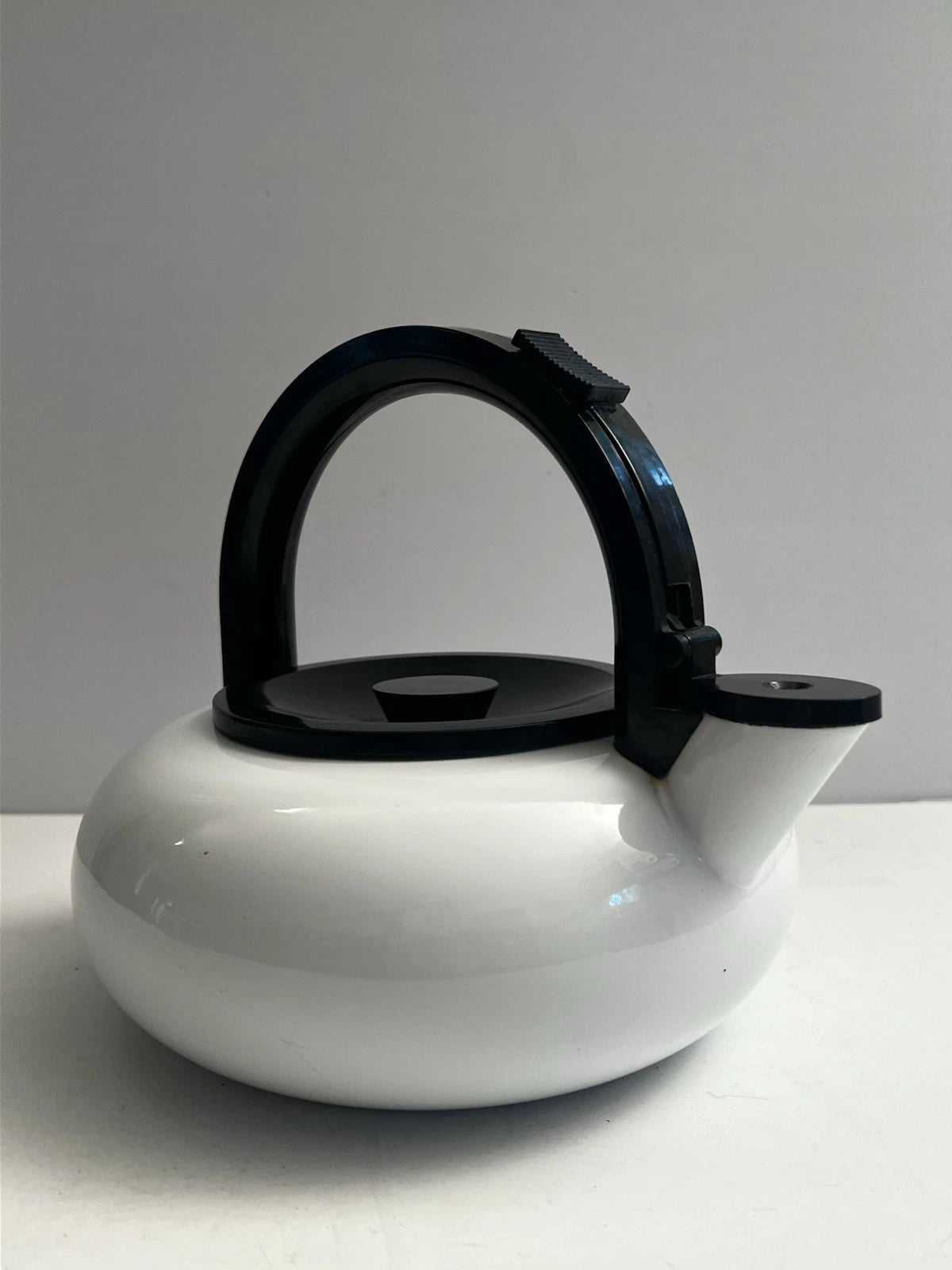 MCM Copco Sam Lebowitz Ultimo 2.5 Qt White Enameled Steel Whistling Tea Kettle