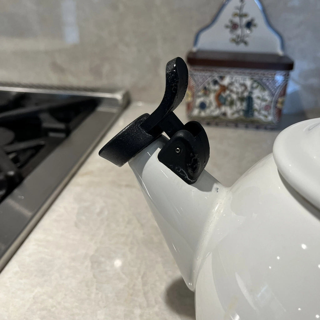 Le Creuset Kettt Cantilever Handle Tea Kettle White Porcelain Enamel 1.25 Quart