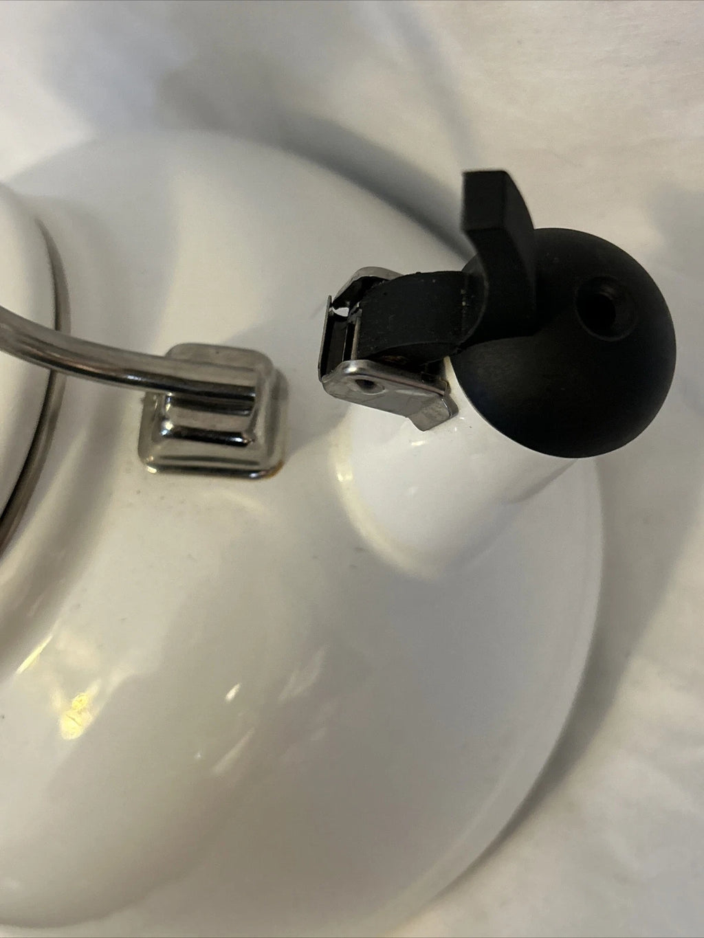 Chantal Enamel on Steel Vintage 1.7 Quart WHITE Whistling Tea Pot Kettle Preowne