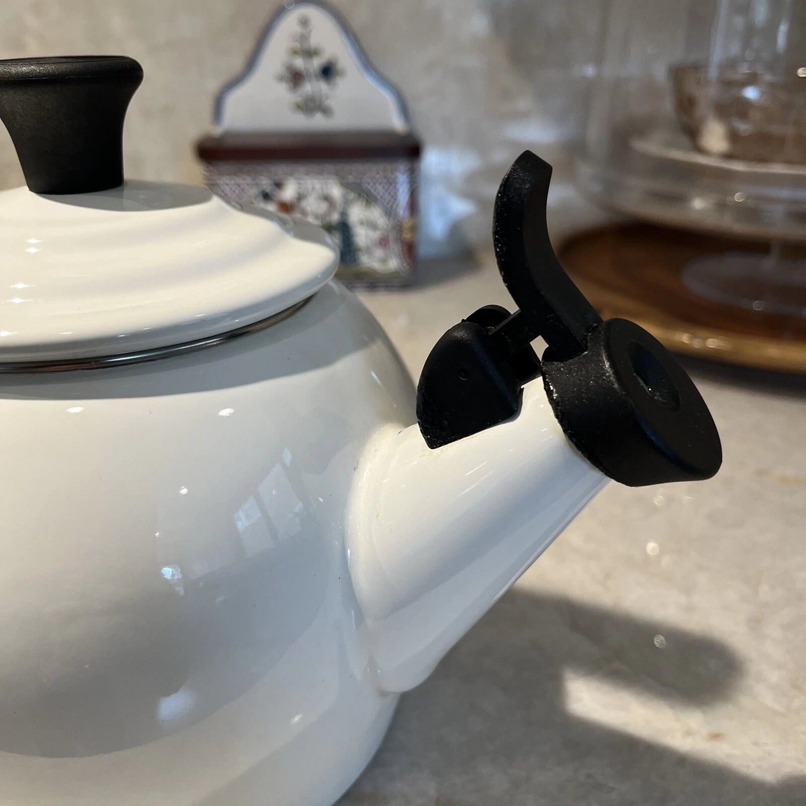 Le Creuset Kettt Cantilever Handle Tea Kettle White Porcelain Enamel 1.25 Quart