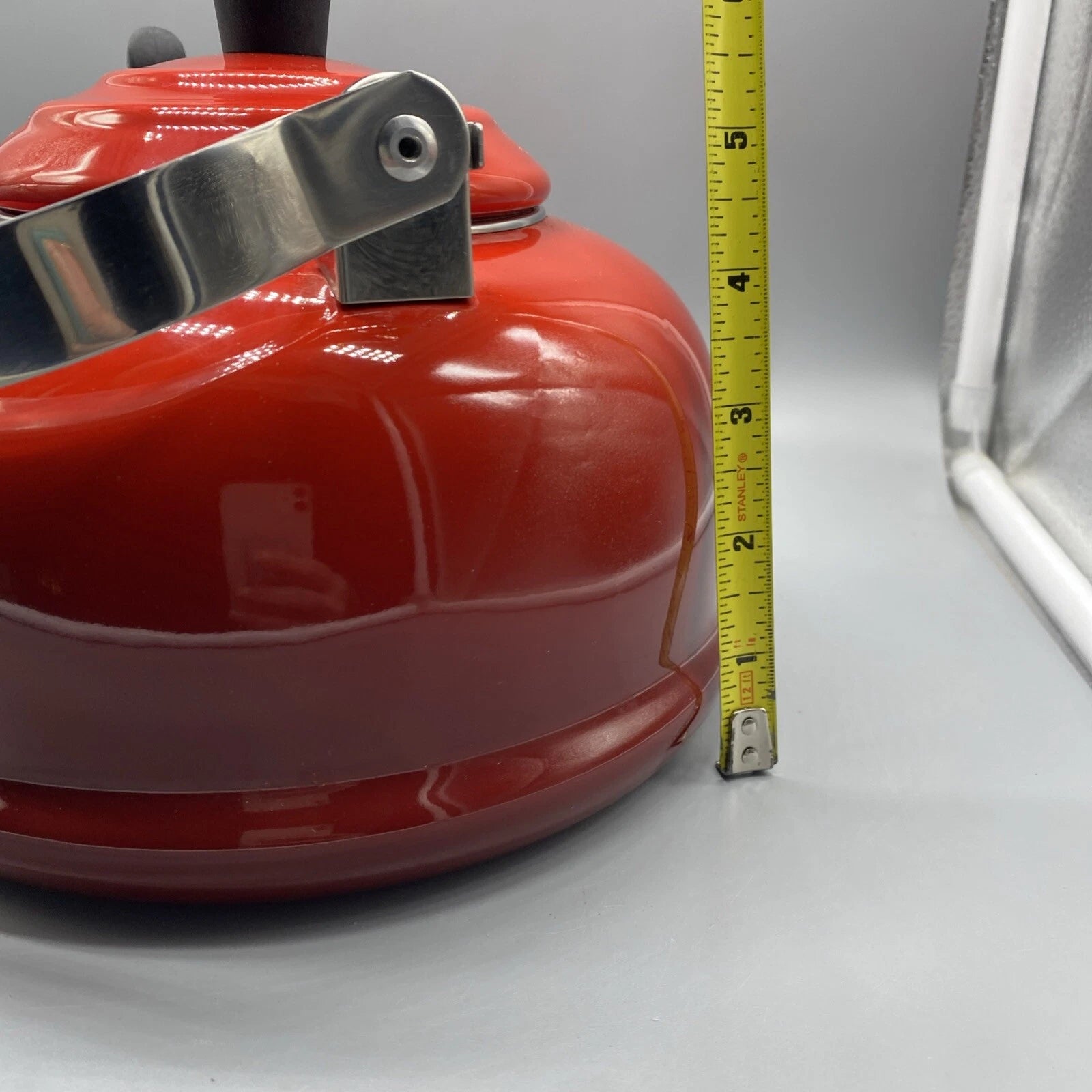 Le Creuset Classic Red Ombré Enamel Whistling Tea Kettle Pot 1.6 L / 1.7 Qt