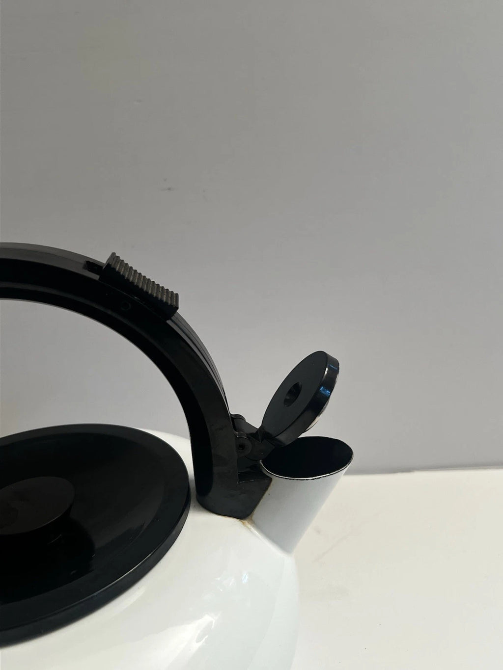 MCM Copco Sam Lebowitz Ultimo 2.5 Qt White Enameled Steel Whistling Tea Kettle