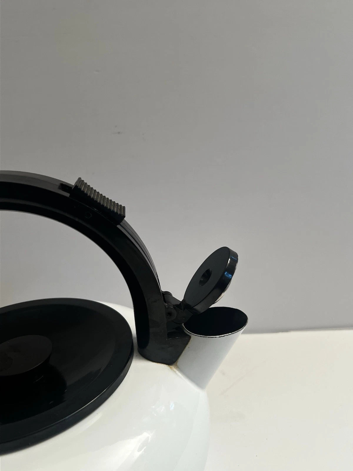 MCM Copco Sam Lebowitz Ultimo 2.5 Qt White Enameled Steel Whistling Tea Kettle