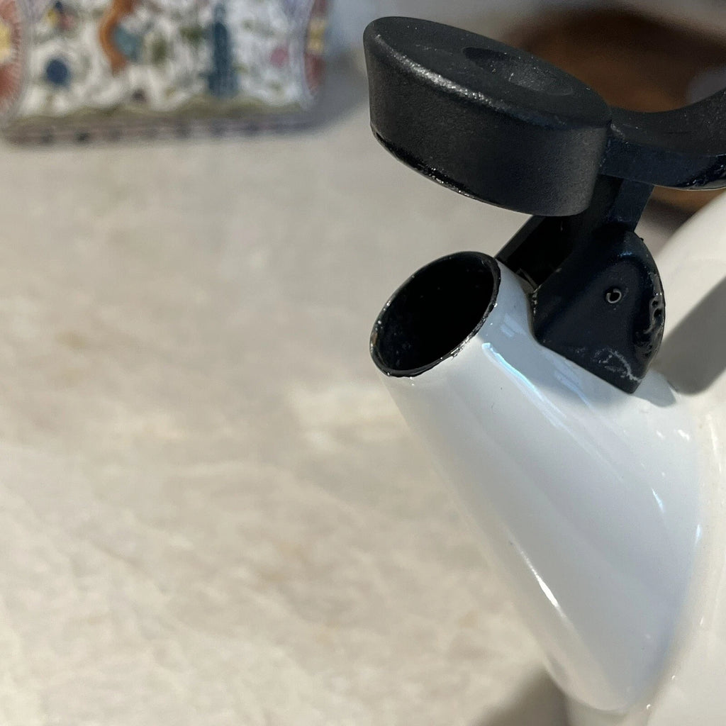 Le Creuset Kettt Cantilever Handle Tea Kettle White Porcelain Enamel 1.25 Quart