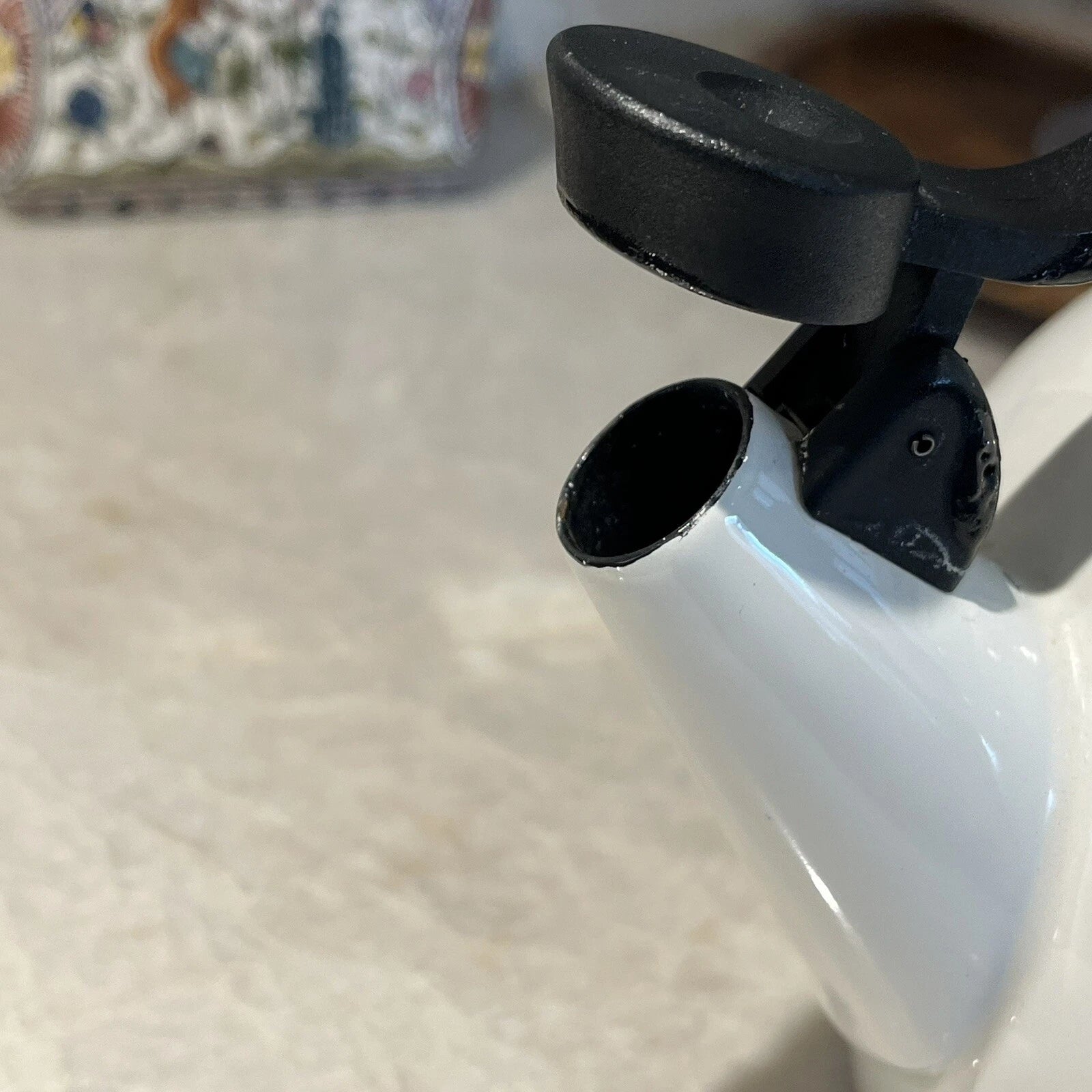 Le Creuset Kettt Cantilever Handle Tea Kettle White Porcelain Enamel 1.25 Quart