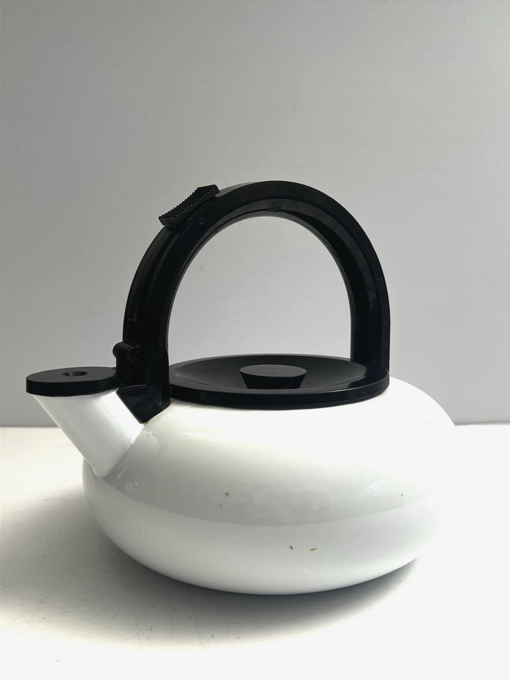 MCM Copco Sam Lebowitz Ultimo 2.5 Qt White Enameled Steel Whistling Tea Kettle