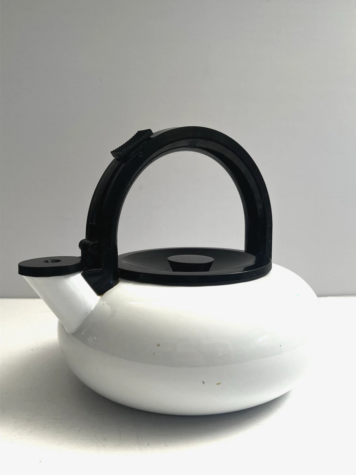 MCM Copco Sam Lebowitz Ultimo 2.5 Qt White Enameled Steel Whistling Tea Kettle