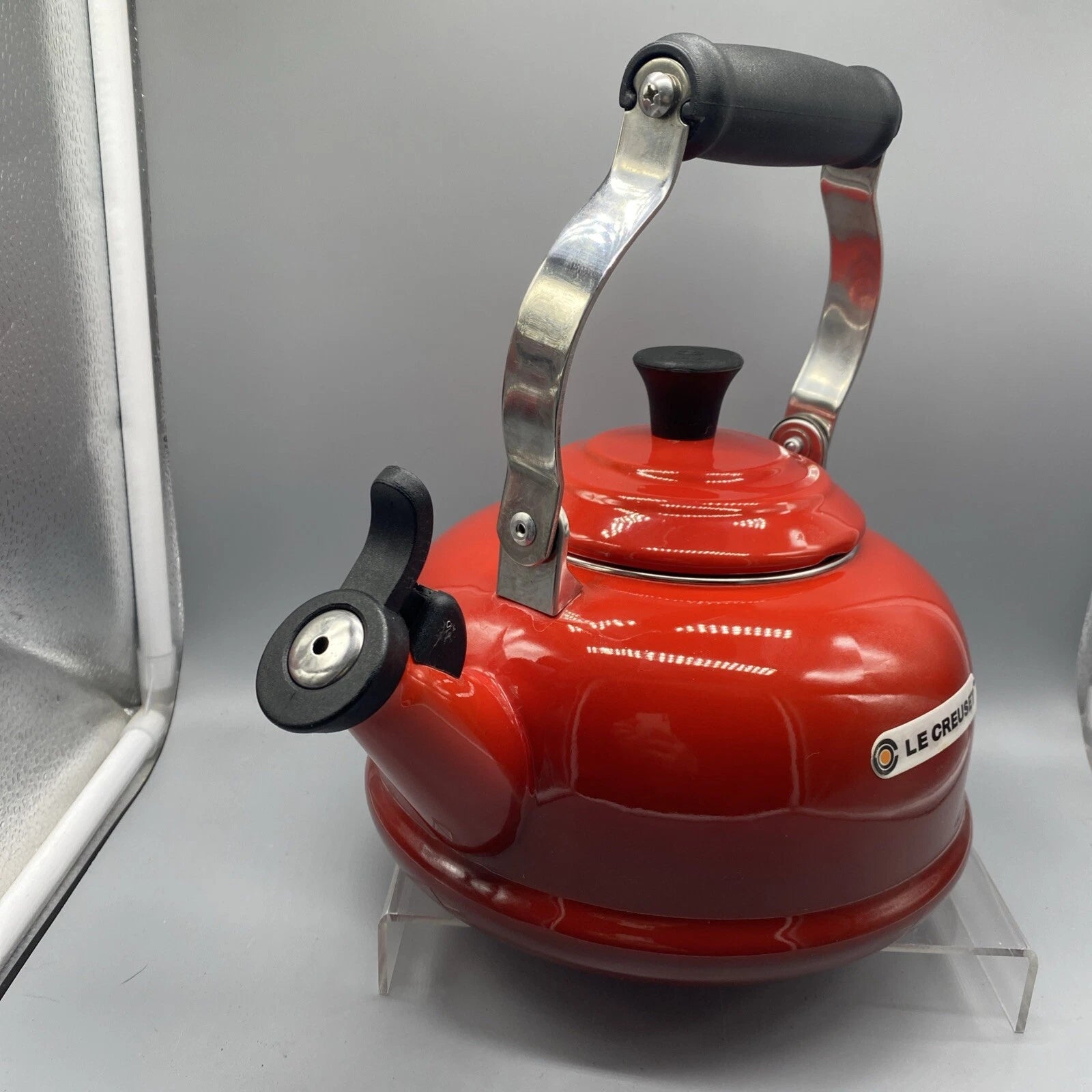 Le Creuset Classic Red Ombré Enamel Whistling Tea Kettle Pot 1.6 L / 1.7 Qt