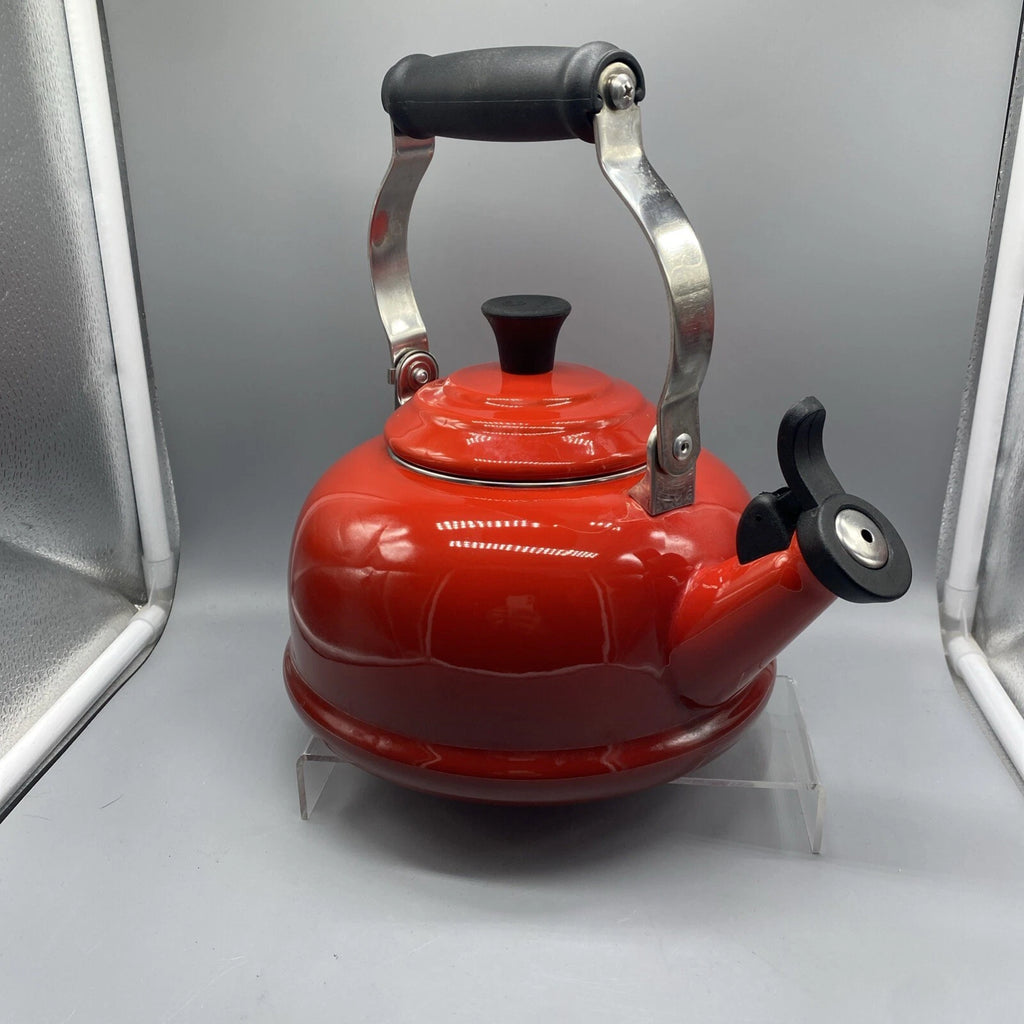 Le Creuset Classic Red Ombré Enamel Whistling Tea Kettle Pot 1.6 L / 1.7 Qt