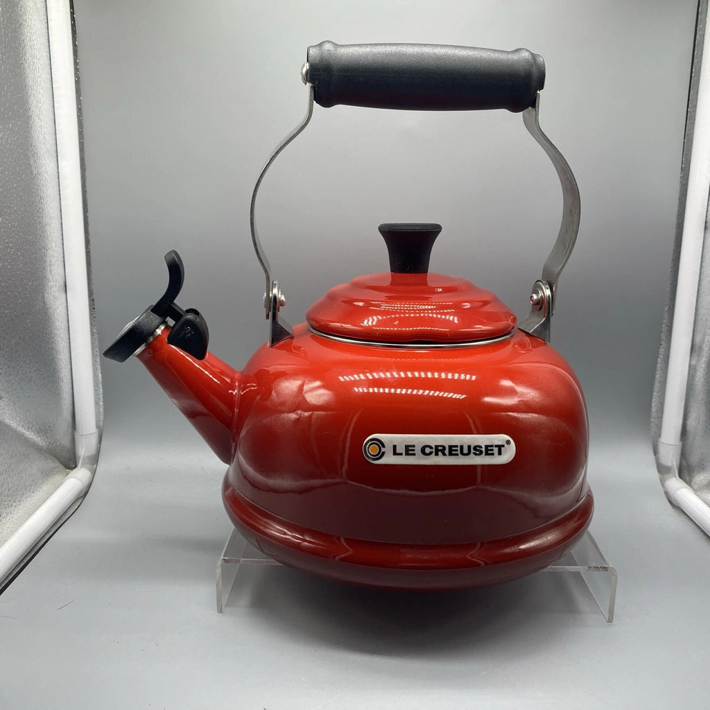 Le Creuset Classic Red Ombré Enamel Whistling Tea Kettle Pot 1.6 L / 1.7 Qt