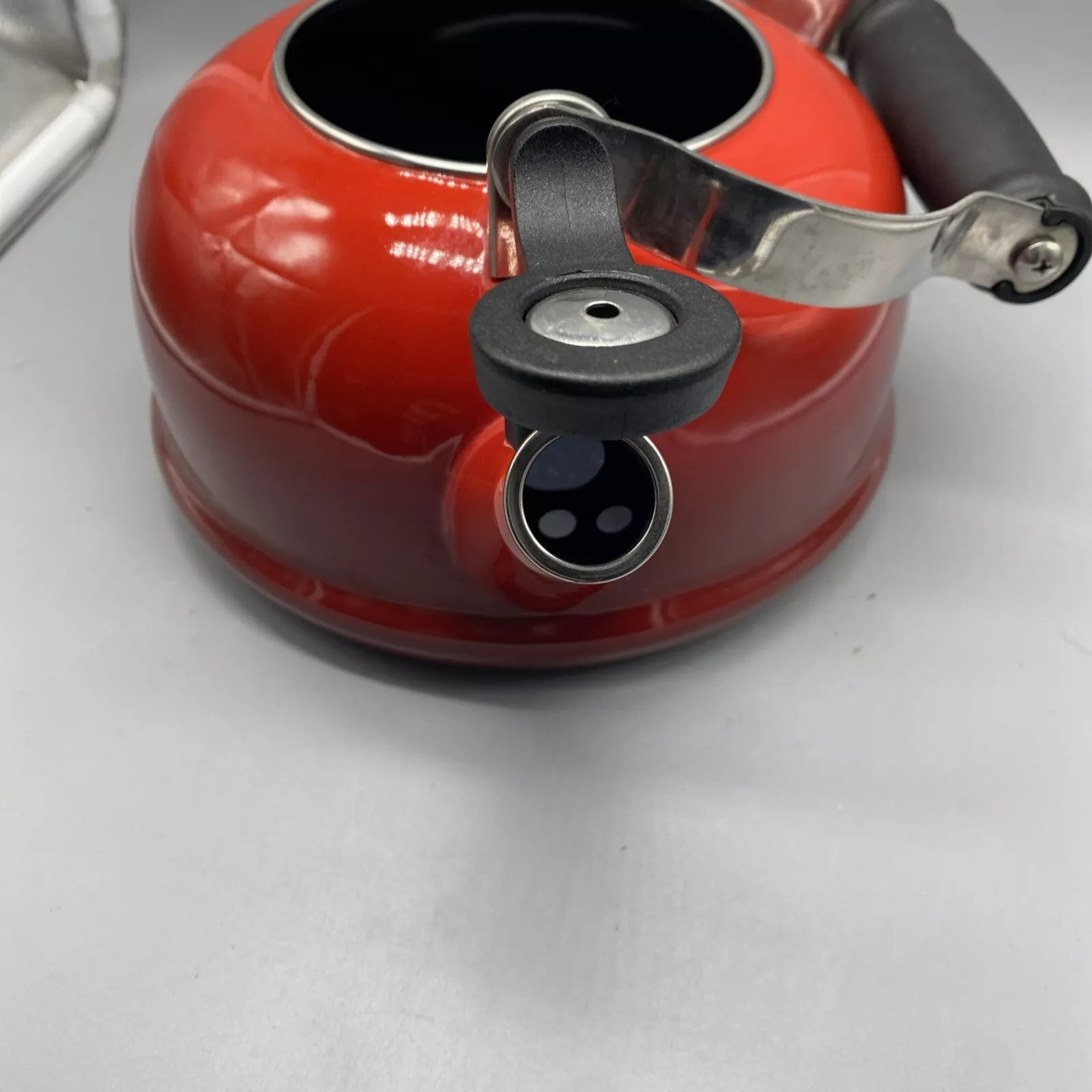 Le Creuset Classic Red Ombré Enamel Whistling Tea Kettle Pot 1.6 L / 1.7 Qt