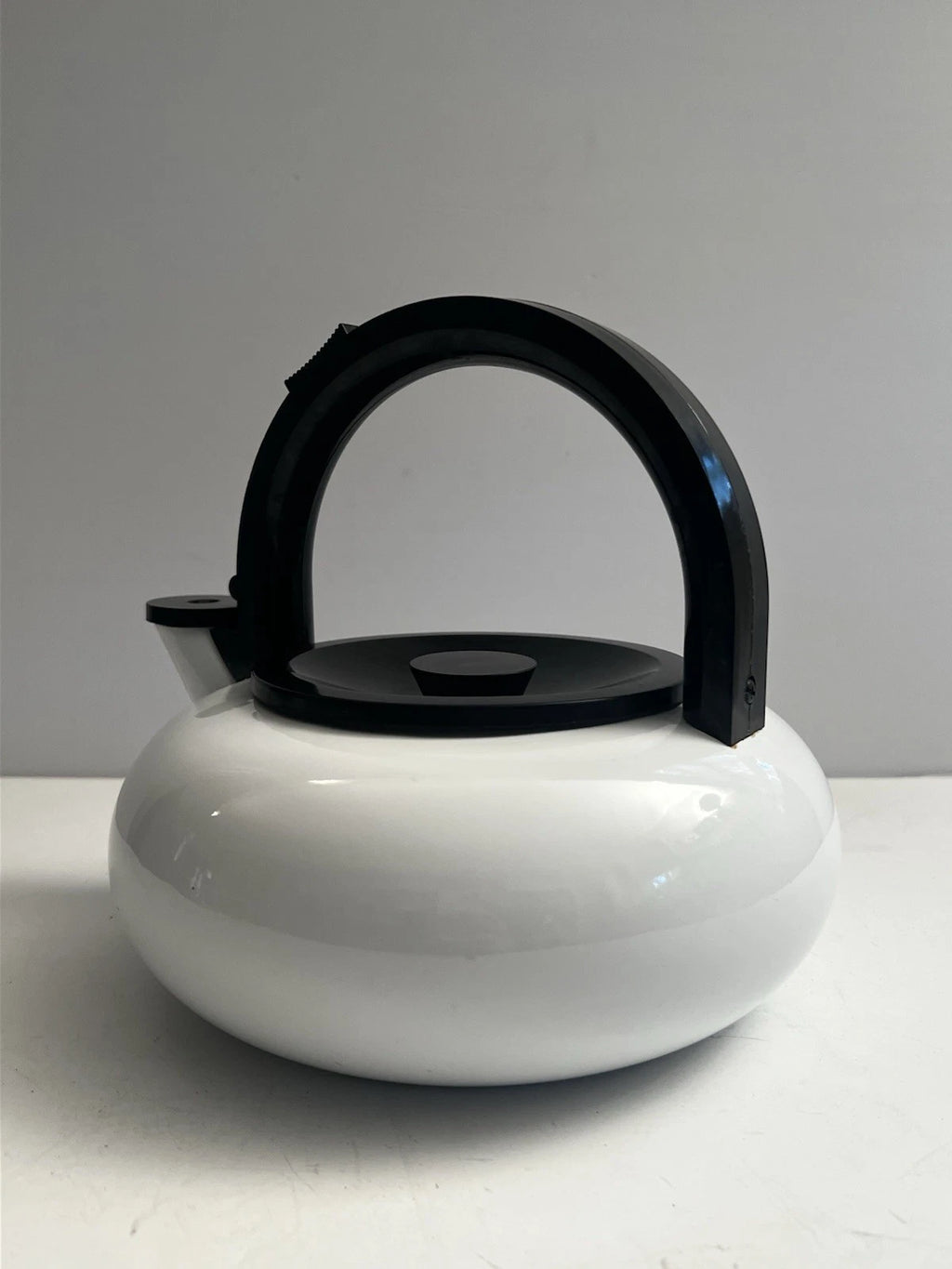 MCM Copco Sam Lebowitz Ultimo 2.5 Qt White Enameled Steel Whistling Tea Kettle