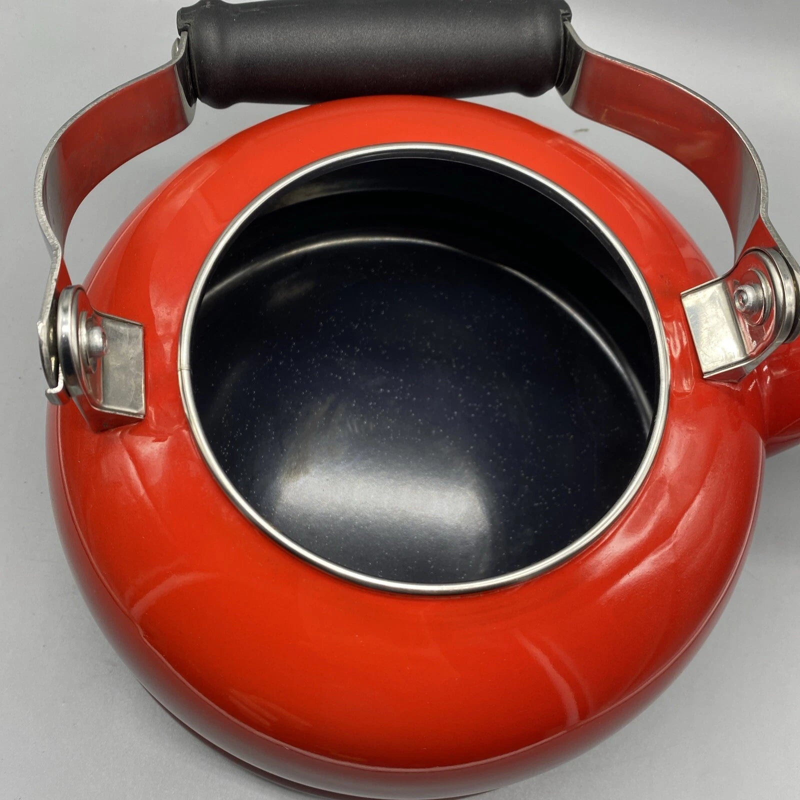 Le Creuset Classic Red Ombré Enamel Whistling Tea Kettle Pot 1.6 L / 1.7 Qt
