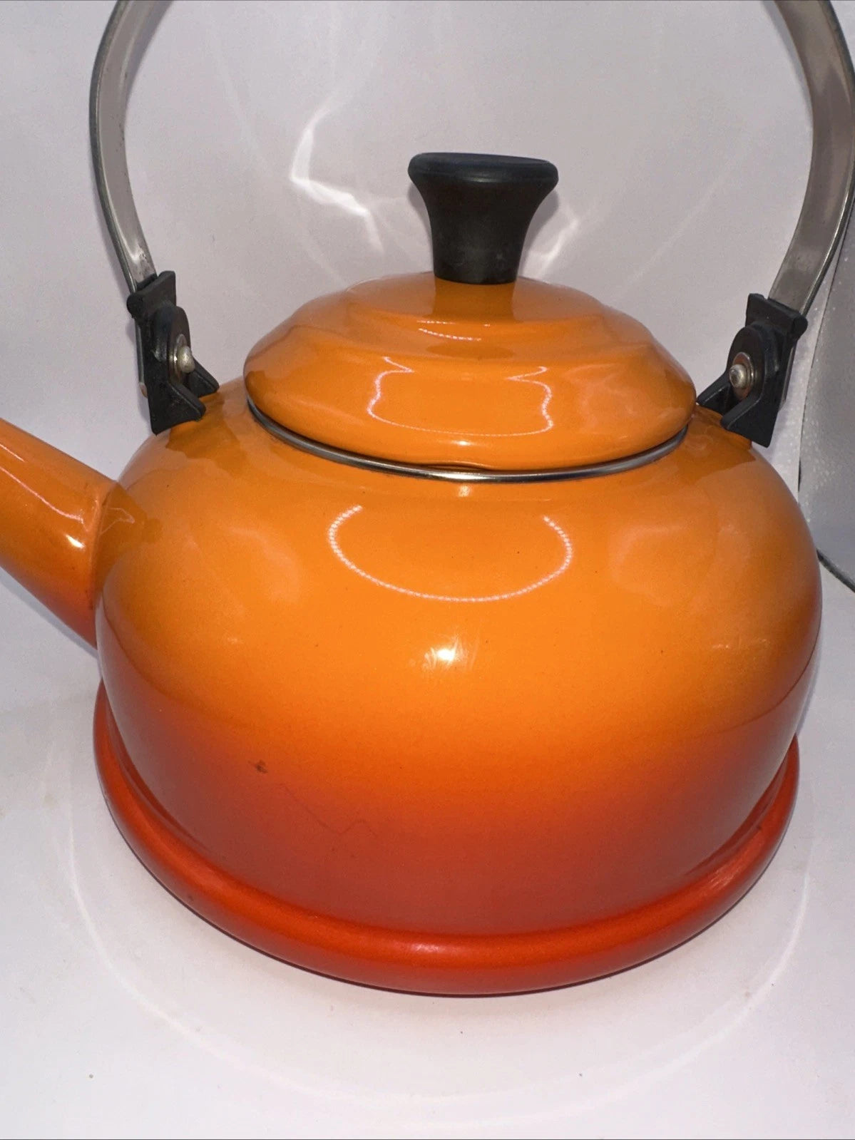 Le Creuset Orange Flame Enamel Whistling Tea Kettle Pot Sturdy Handle 1.7 Qt