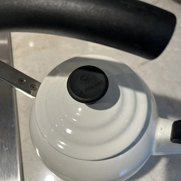 Le Creuset Kettt Cantilever Handle Tea Kettle White Porcelain Enamel 1.25 Quart