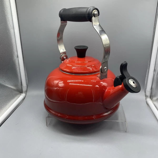 Le Creuset Classic Red Ombré Enamel Whistling Tea Kettle Pot 1.6 L / 1.7 Qt