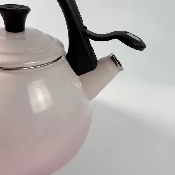 Le Creuset 1.6 qt / 1.5 L Oolong Whistling Tea Kettle – Shell Pink – New in Box