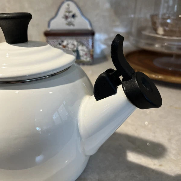 Le Creuset Kettt Cantilever Handle Tea Kettle White Porcelain Enamel 1.25 Quart