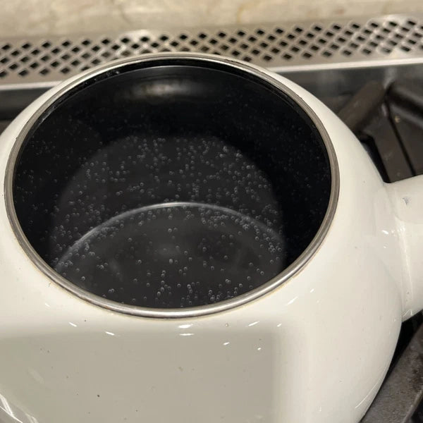 Le Creuset Kettt Cantilever Handle Tea Kettle White Porcelain Enamel 1.25 Quart