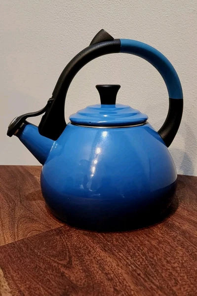 Le Creuset Blue Enamel On Steel Oolong Whistling Tea Kettle 1.6 qt Superb Condit